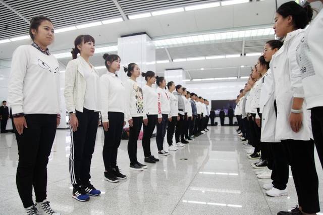 直擊地鐵站務人員服務禮儀培訓--練站姿如同被點穴 禮儀服務